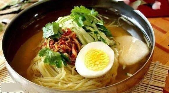 死遁后我成了冷面侯爷的白月光,冷面王爷的神秘白月光