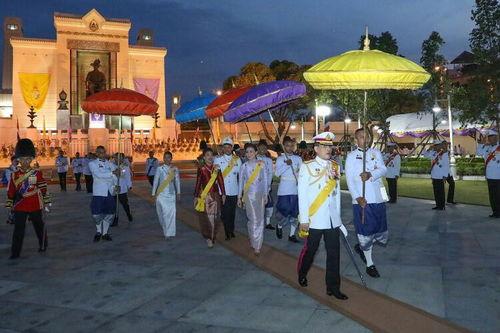 卑微系统，跪请我无敌 动态漫画,跪请我无敌，逆天改命的奇幻旅程